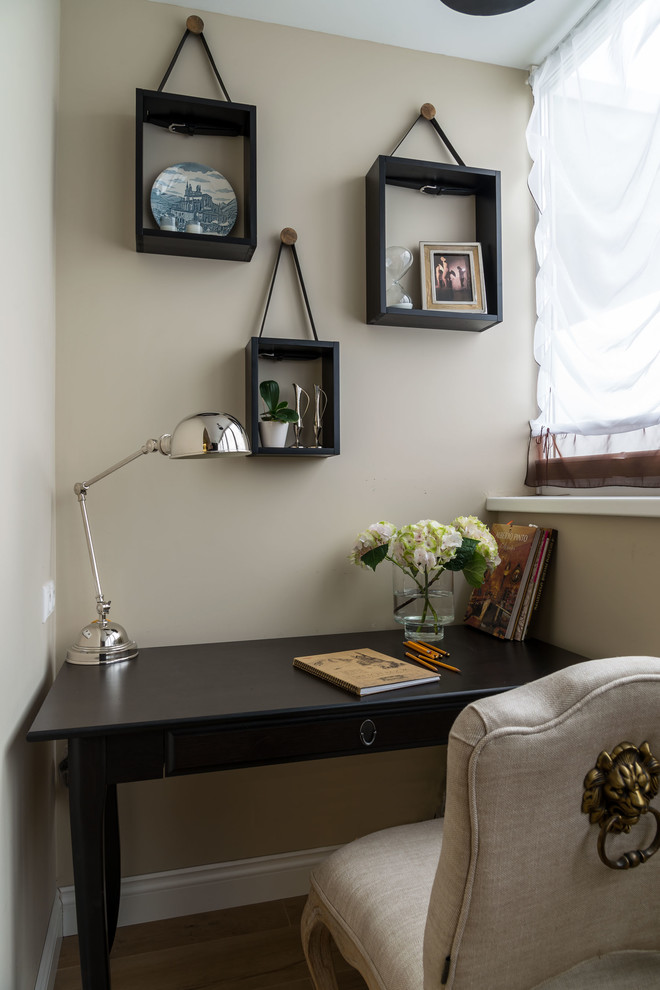 Idee per un piccolo ufficio chic con pareti beige e scrivania autoportante