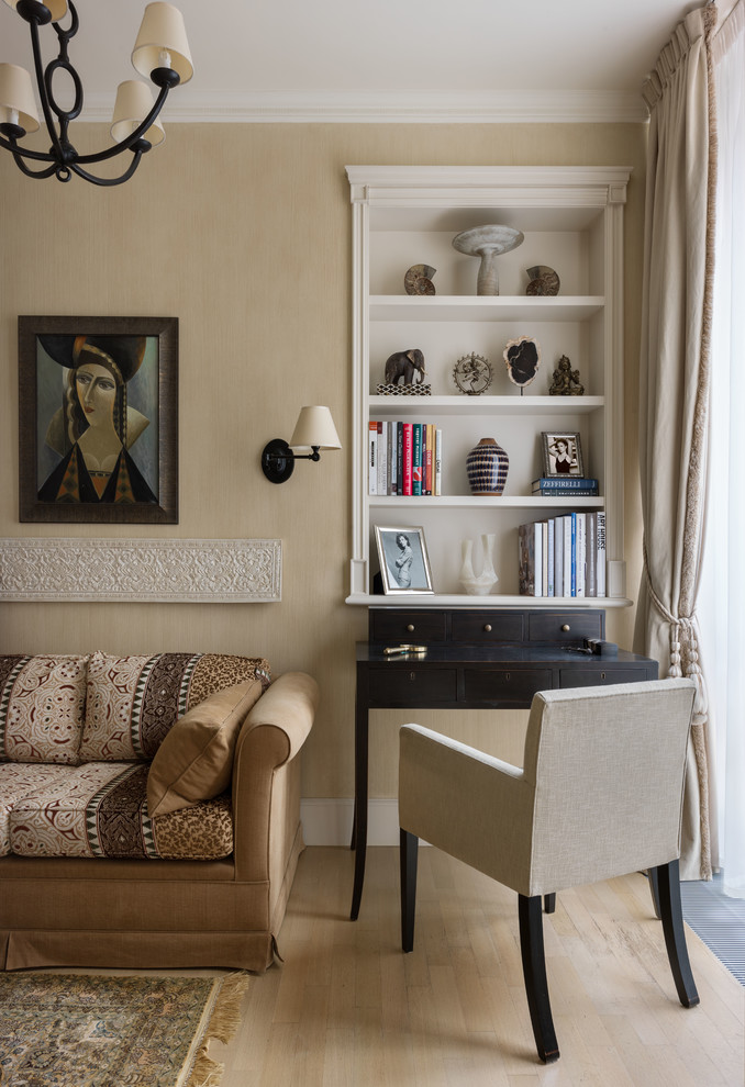 他の地域にあるお手頃価格の小さなトラディショナルスタイルのおしゃれな書斎 (ベージュの壁、淡色無垢フローリング、自立型机、ベージュの床) の写真