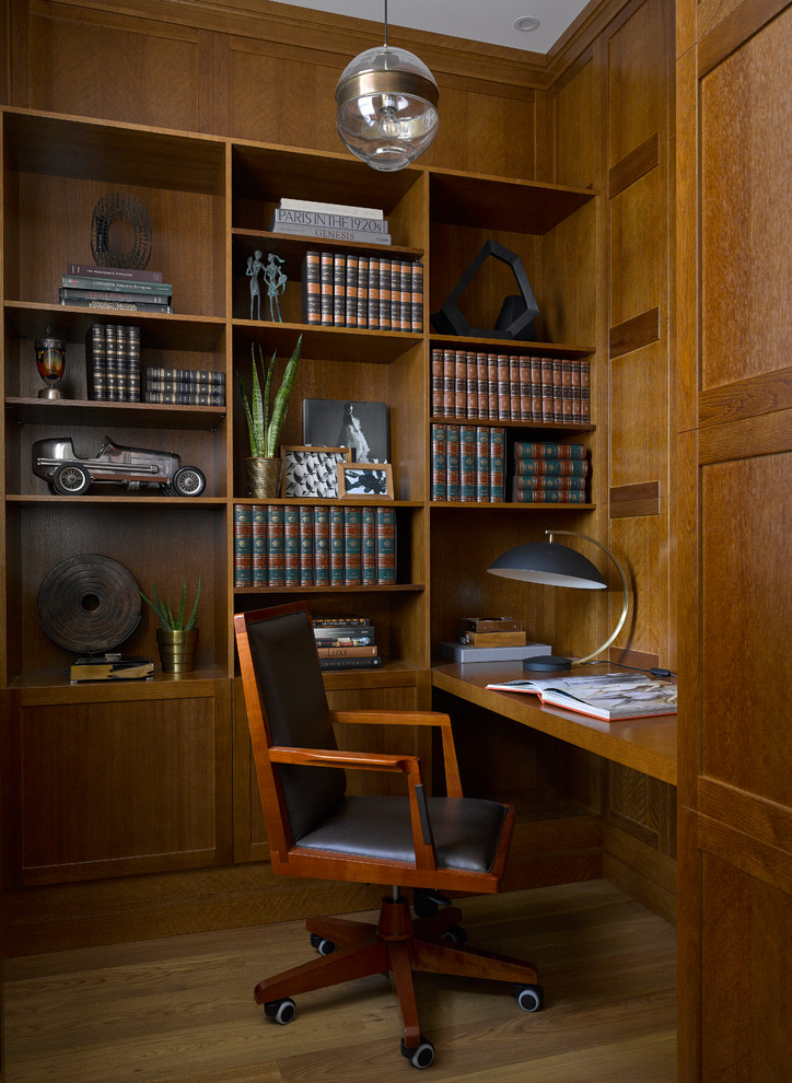 モスクワにある高級な小さなコンテンポラリースタイルのおしゃれなホームオフィス・書斎の写真