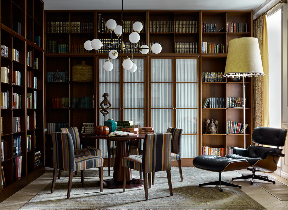 Inspiration pour un bureau design avec une bibliothèque ou un coin lecture, parquet clair et un sol beige.
