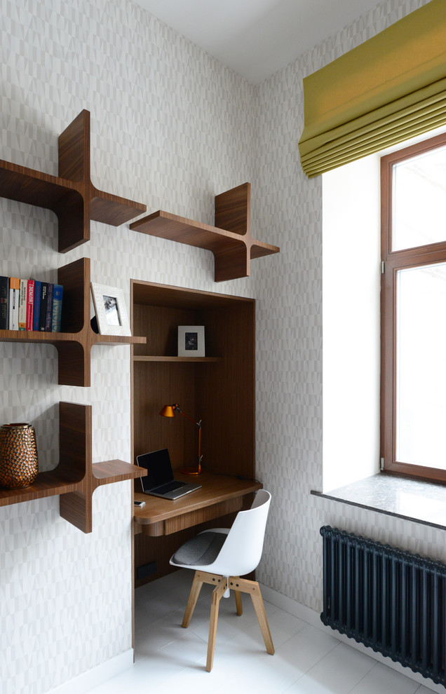Idéer för att renovera ett litet funkis hemmabibliotek, med vita väggar, målat trägolv och ett inbyggt skrivbord