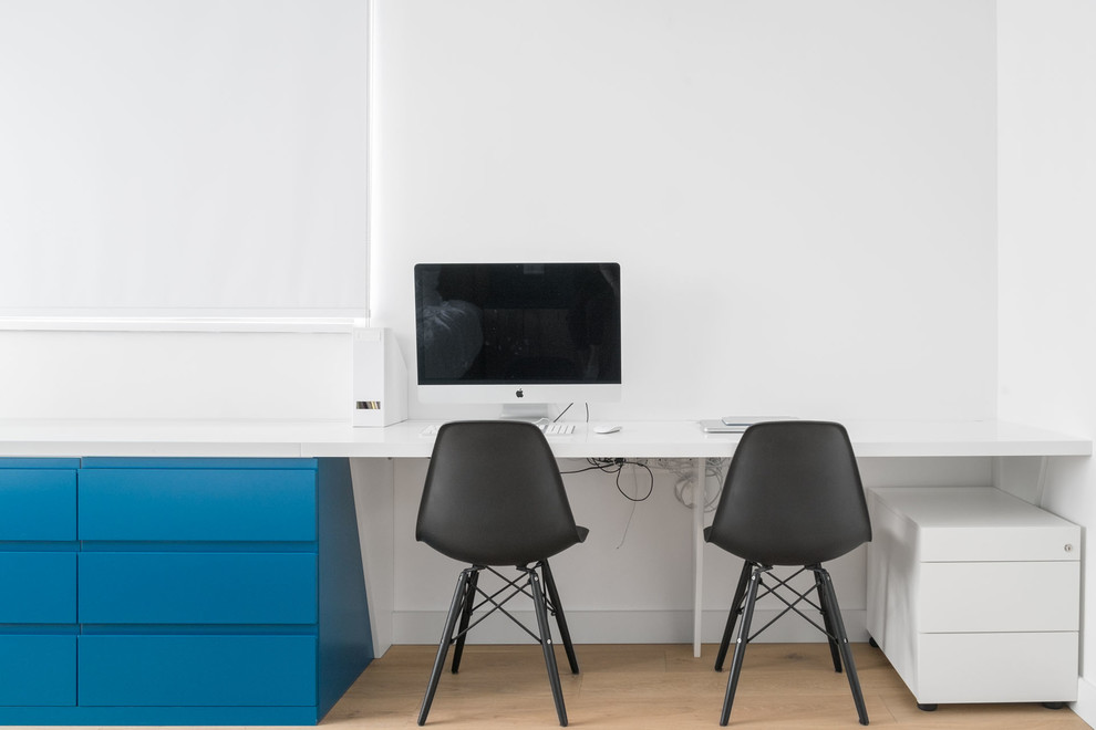 Foto di un ufficio design con pareti bianche, pavimento in legno massello medio, scrivania incassata e pavimento marrone