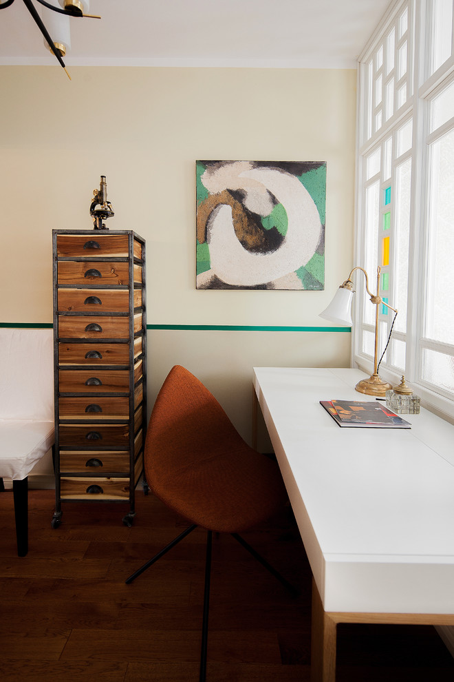 Idée de décoration pour un bureau design avec un mur beige, un sol en bois brun et un bureau indépendant.