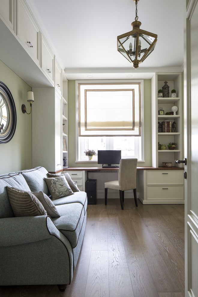 Источник вдохновения для домашнего уюта: кабинет в стиле неоклассика (современная классика) с зелеными стенами, паркетным полом среднего тона и встроенным рабочим столом