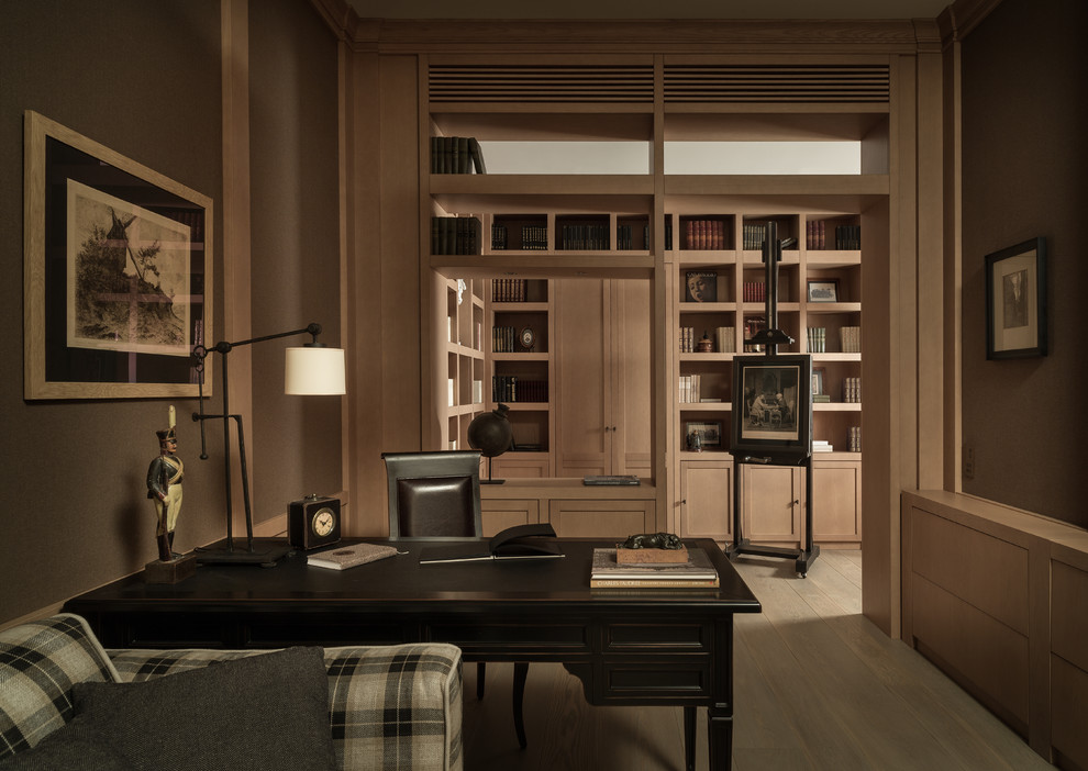 Свежая идея для дизайна: домашняя библиотека среднего размера в стиле неоклассика (современная классика) с коричневыми стенами, паркетным полом среднего тона, отдельно стоящим рабочим столом и серым полом - отличное фото интерьера