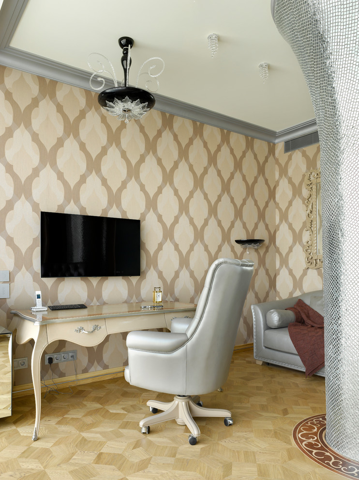 Modelo de despacho tradicional renovado con paredes beige, suelo de madera clara, escritorio independiente y suelo beige