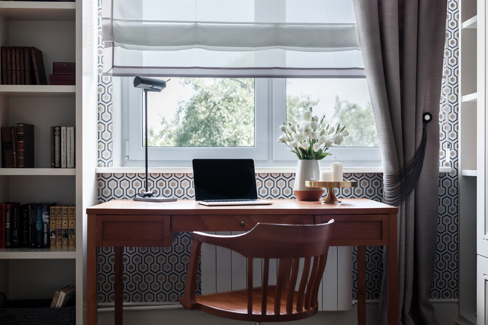 На фото: кабинет в классическом стиле с отдельно стоящим рабочим столом и разноцветными стенами без камина с