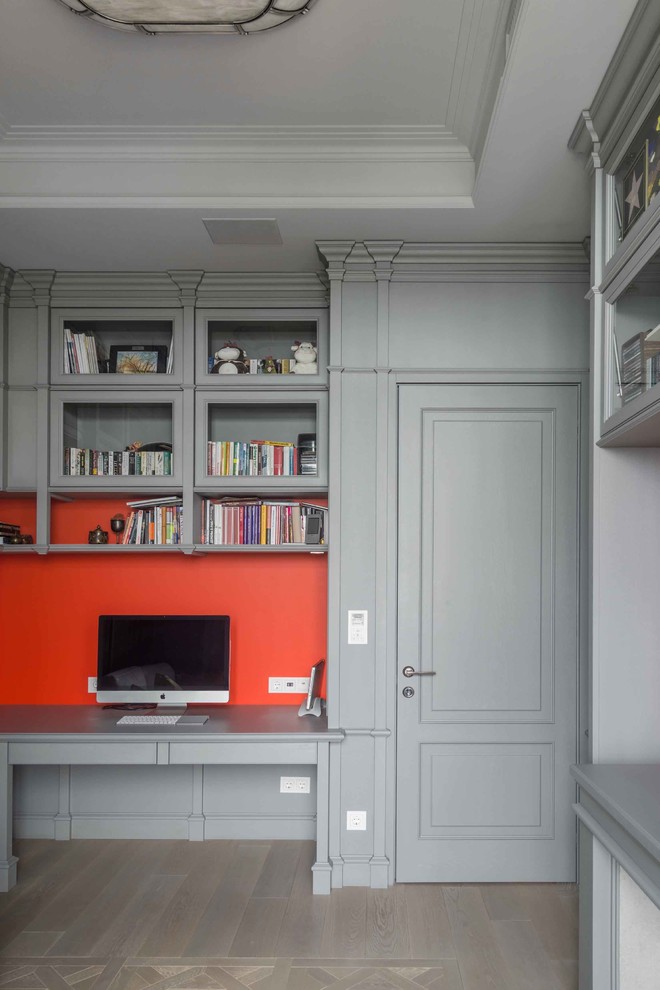 Ejemplo de despacho tradicional renovado de tamaño medio con paredes grises, suelo de madera clara, escritorio empotrado, suelo beige, todas las chimeneas y marco de chimenea de madera