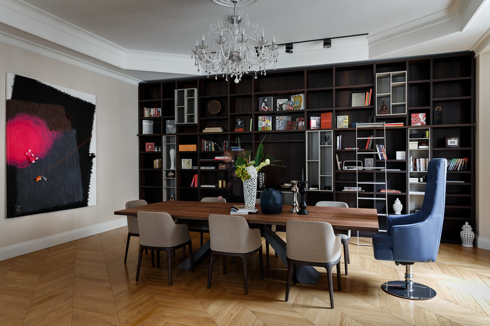 Modernes Arbeitszimmer ohne Kamin mit Arbeitsplatz, weißer Wandfarbe, hellem Holzboden und freistehendem Schreibtisch in Sankt Petersburg