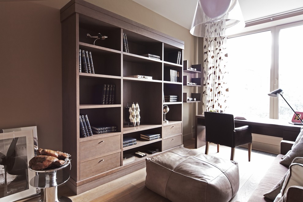 Exempel på ett mellanstort modernt arbetsrum, med beige väggar, ett fristående skrivbord och mellanmörkt trägolv