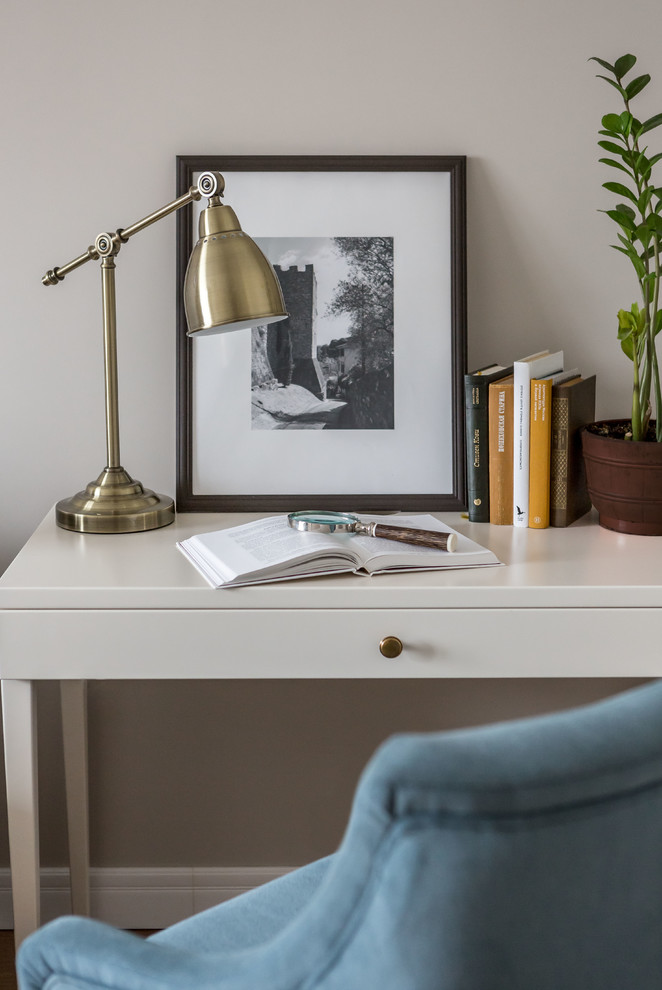 Imagen de despacho contemporáneo con paredes grises, suelo de madera clara y escritorio independiente
