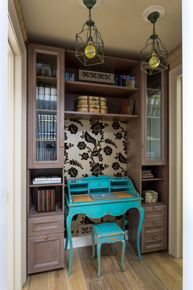 Immagine di un ufficio eclettico con pavimento in legno massello medio e scrivania autoportante