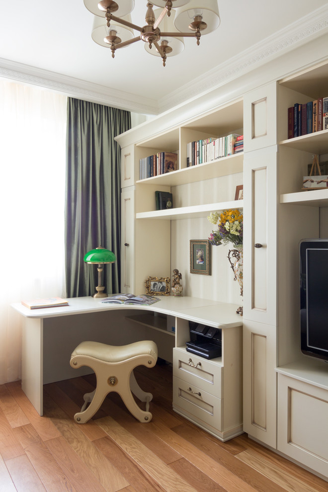 Idée de décoration pour un bureau tradition de taille moyenne avec un mur beige, un sol en bois brun, un bureau intégré et une bibliothèque ou un coin lecture.