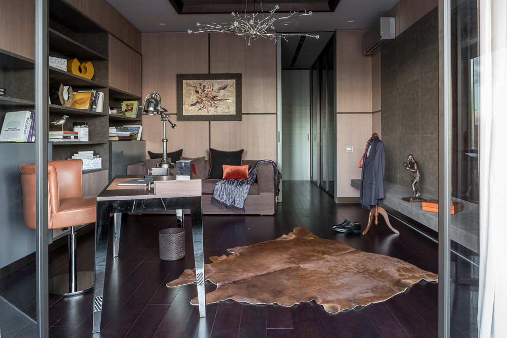 Ispirazione per un ufficio minimal di medie dimensioni con pareti marroni, parquet scuro, scrivania autoportante e pavimento marrone