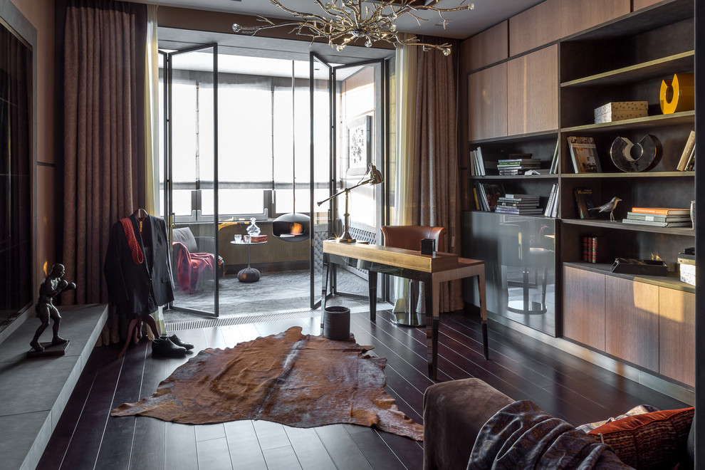 Diseño de despacho contemporáneo de tamaño medio con paredes marrones, suelo de madera oscura, escritorio independiente y suelo marrón