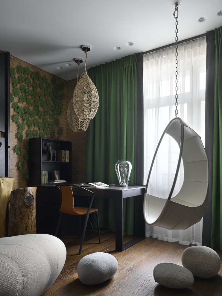 モスクワにあるラグジュアリーな広いコンテンポラリースタイルのおしゃれなホームオフィス・書斎 (茶色い壁、濃色無垢フローリング、自立型机、茶色い床) の写真