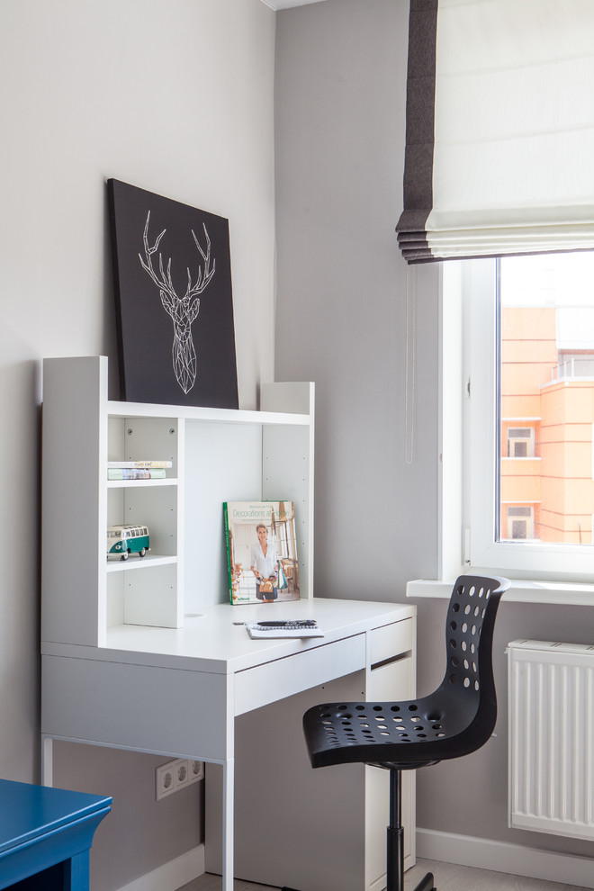 Bild på ett litet nordiskt arbetsrum, med vita väggar, laminatgolv, beiget golv och ett fristående skrivbord