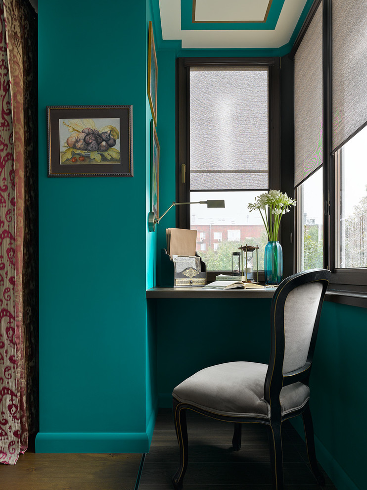 Стильный дизайн: маленькое рабочее место в стиле фьюжн с синими стенами, темным паркетным полом и встроенным рабочим столом для на участке и в саду - последний тренд