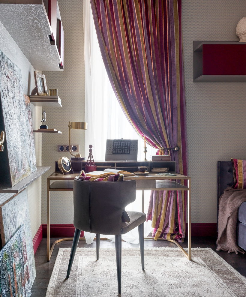 Ejemplo de despacho clásico renovado con paredes beige, suelo de madera oscura, escritorio independiente y suelo marrón