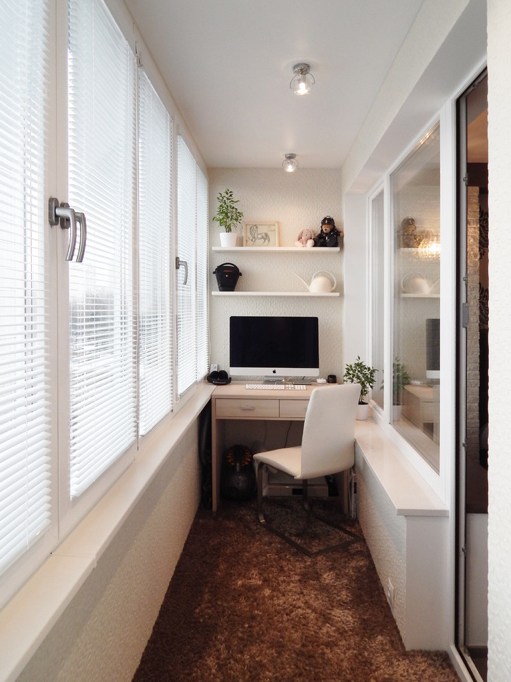 Стильный дизайн: рабочее место в современном стиле с ковровым покрытием и отдельно стоящим рабочим столом - последний тренд