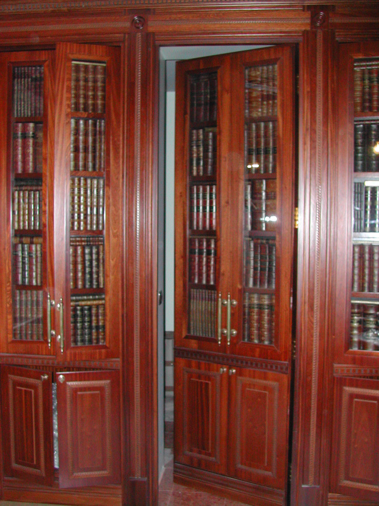 Foto di uno studio chic di medie dimensioni con libreria, pareti marroni, parquet chiaro e pavimento marrone