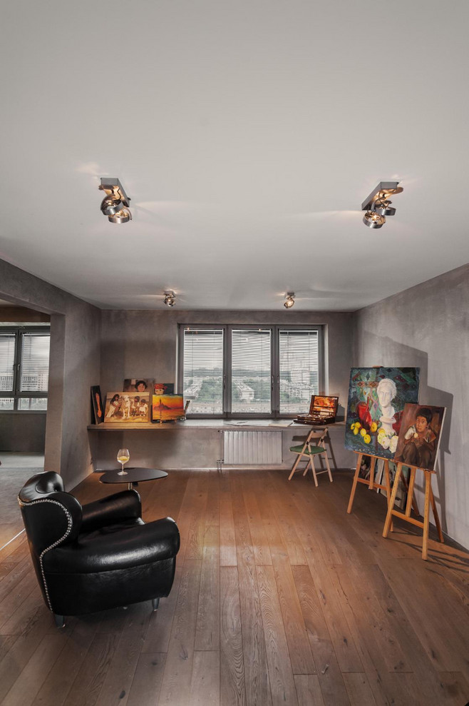Источник вдохновения для домашнего уюта: большая домашняя мастерская в современном стиле с серыми стенами и встроенным рабочим столом