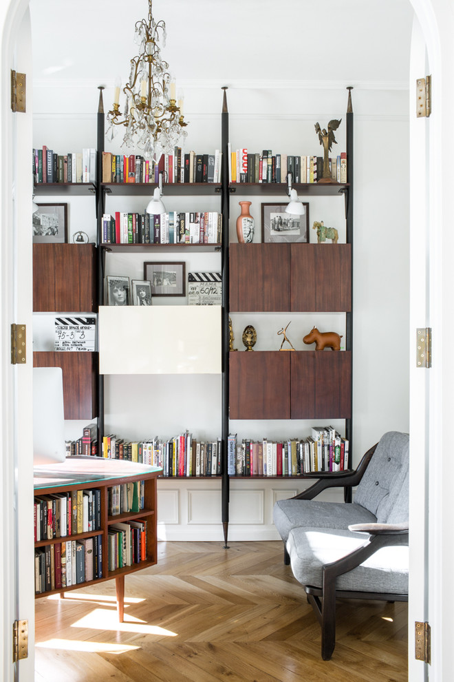 На фото: кабинет в стиле неоклассика (современная классика) с белыми стенами, паркетным полом среднего тона и коричневым полом с