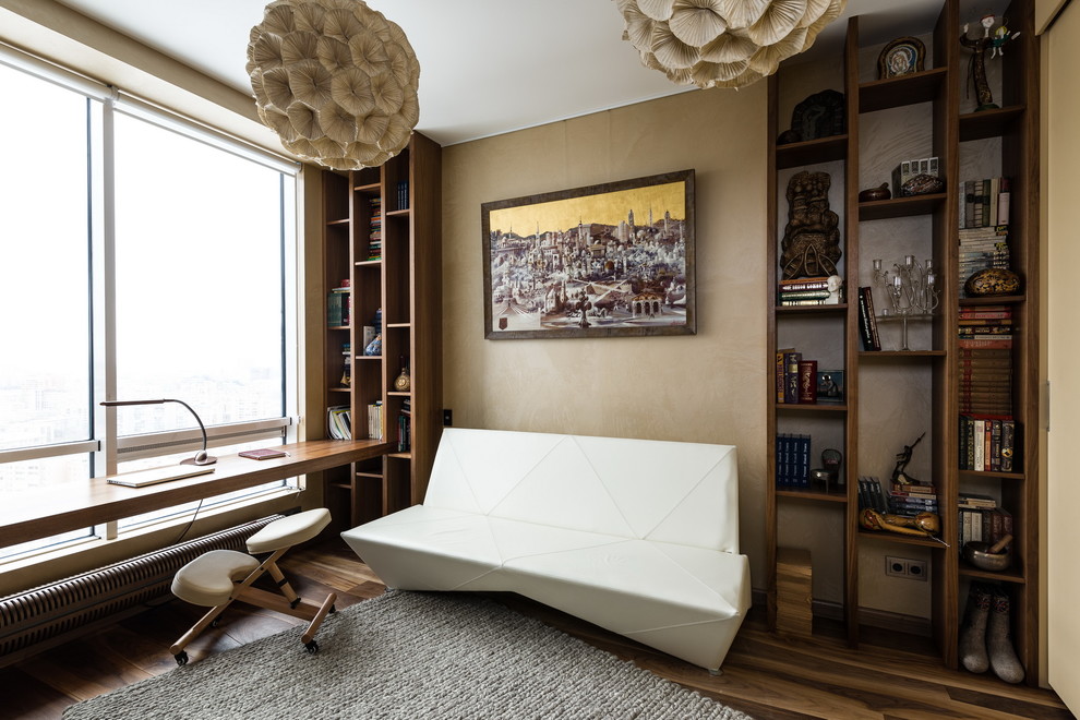 This is an example of a contemporary home office in Moscow.