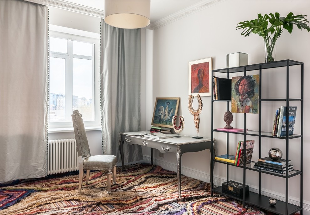 Cette image montre un bureau traditionnel avec un mur blanc, moquette, un bureau indépendant et un sol multicolore.