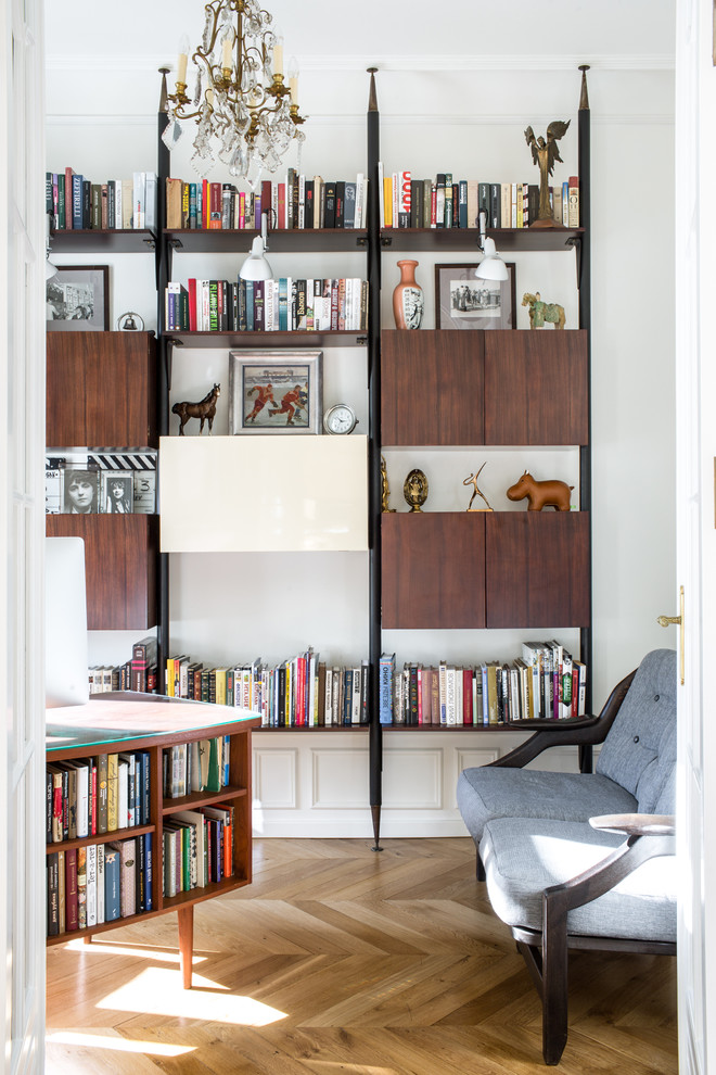 Exemple d'un bureau chic avec un mur blanc.