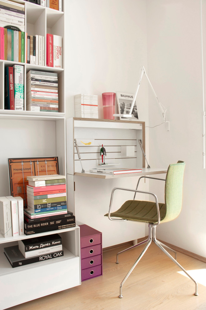 Ejemplo de despacho escandinavo de tamaño medio con paredes blancas, escritorio empotrado y suelo beige