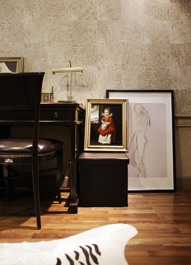 Mittelgroßes Klassisches Lesezimmer mit beiger Wandfarbe, braunem Holzboden und freistehendem Schreibtisch in Sonstige