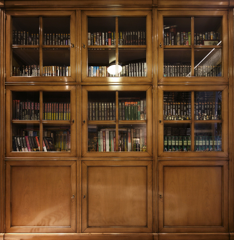 Источник вдохновения для домашнего уюта: домашняя библиотека среднего размера в стиле неоклассика (современная классика) с бежевыми стенами, паркетным полом среднего тона и отдельно стоящим рабочим столом