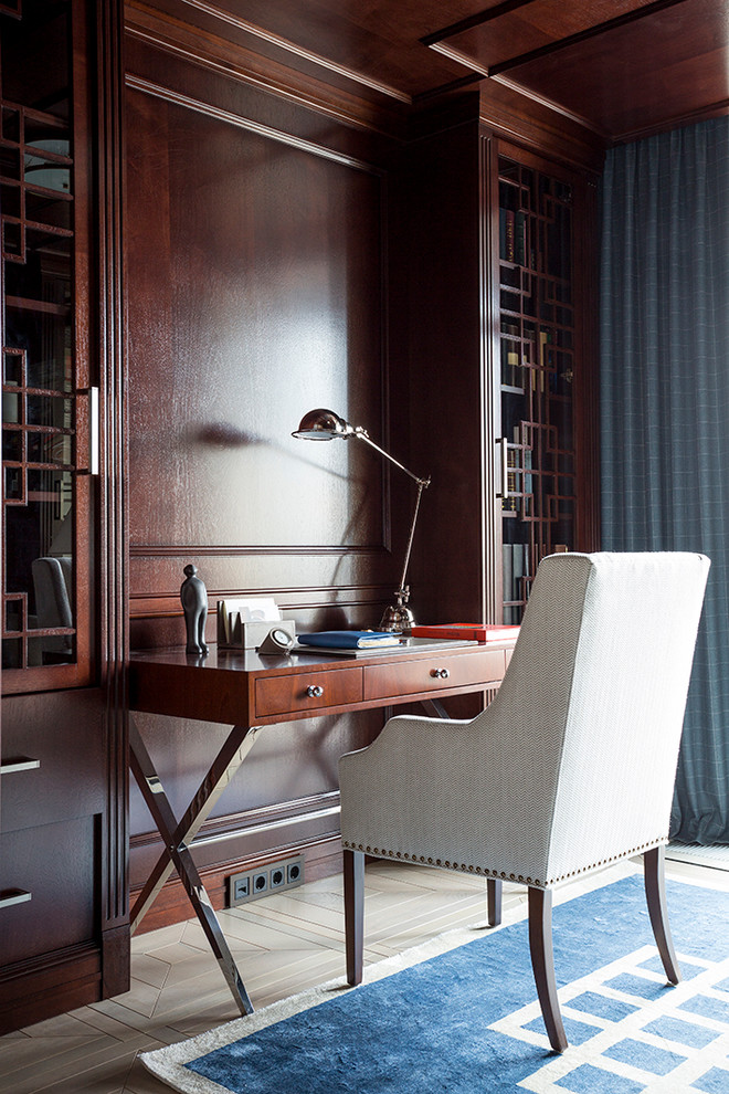 Ejemplo de despacho tradicional pequeño con paredes marrones, suelo de madera clara y escritorio empotrado
