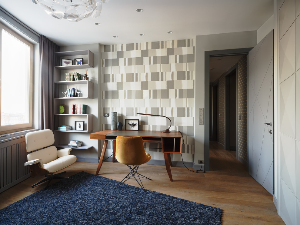Aménagement d'un bureau contemporain avec un sol en bois brun, un bureau indépendant, un mur multicolore et aucune cheminée.
