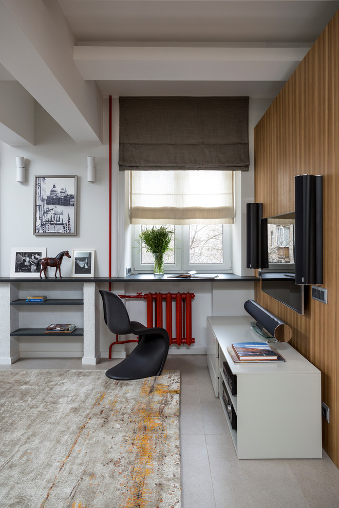 Идея дизайна: кабинет в современном стиле с белыми стенами, встроенным рабочим столом и бежевым полом