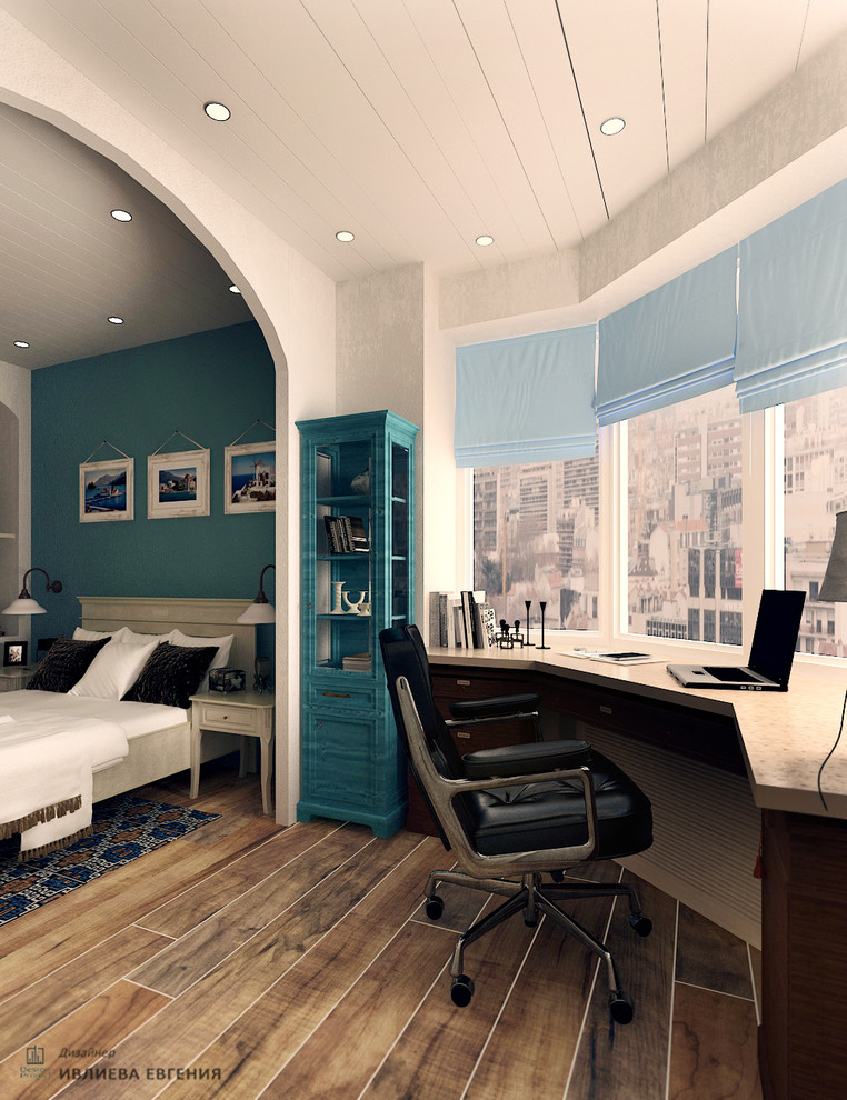 Foto di un ufficio mediterraneo di medie dimensioni con pareti beige, pavimento in legno verniciato, nessun camino, scrivania autoportante e pavimento marrone