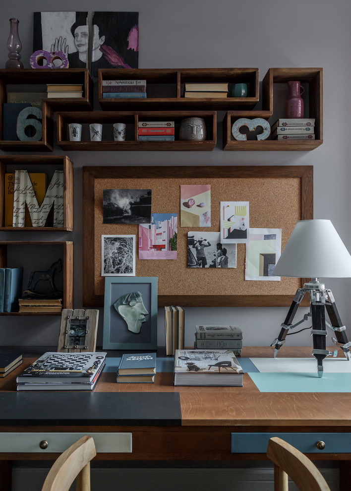 Foto di un ufficio classico con pareti grigie e scrivania autoportante