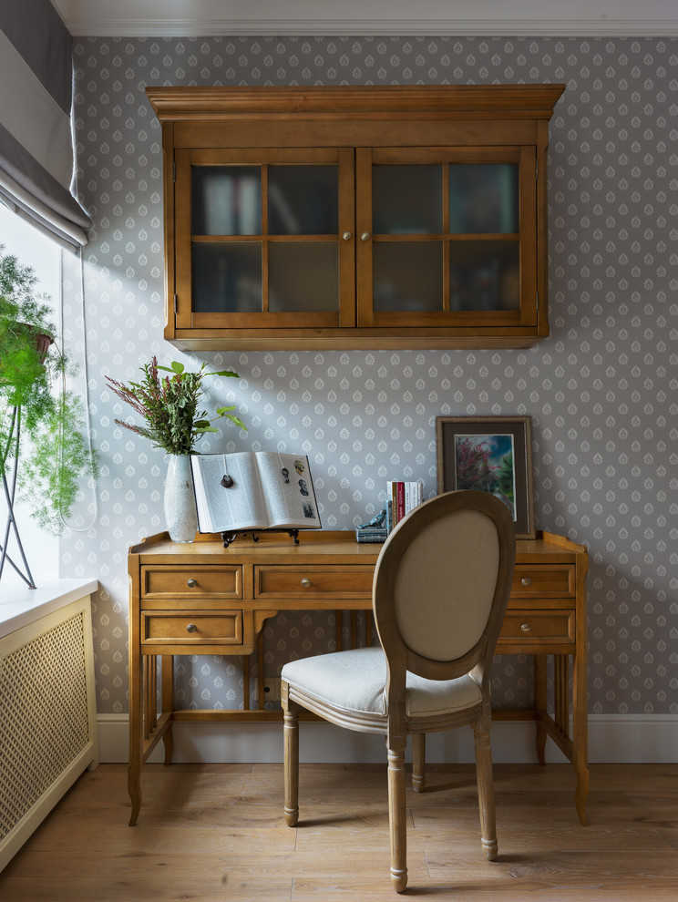 Foto de despacho clásico con escritorio independiente, paredes multicolor y suelo de madera clara