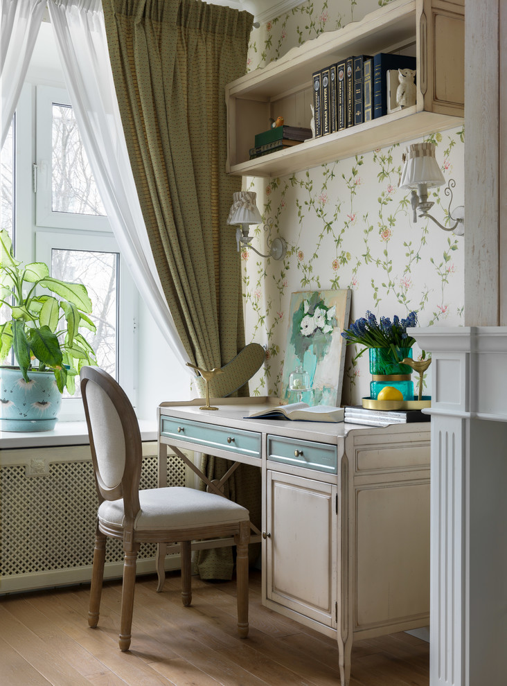 Diseño de despacho tradicional con escritorio independiente, paredes multicolor y suelo de madera clara