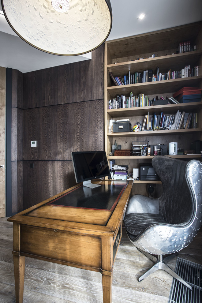 Cette photo montre un bureau tendance avec un mur marron, un bureau indépendant et parquet clair.