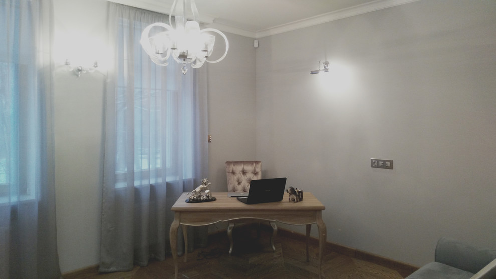 Esempio di un ufficio classico di medie dimensioni con pareti grigie, pavimento in legno massello medio, scrivania autoportante e pavimento marrone