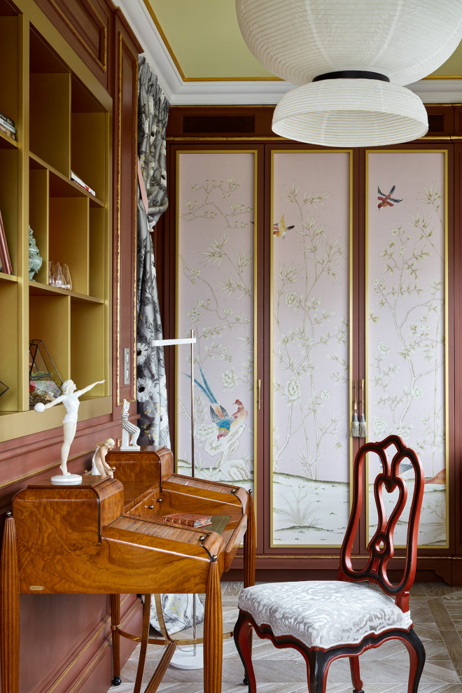 Ejemplo de despacho bohemio con suelo de madera clara, escritorio independiente y suelo beige