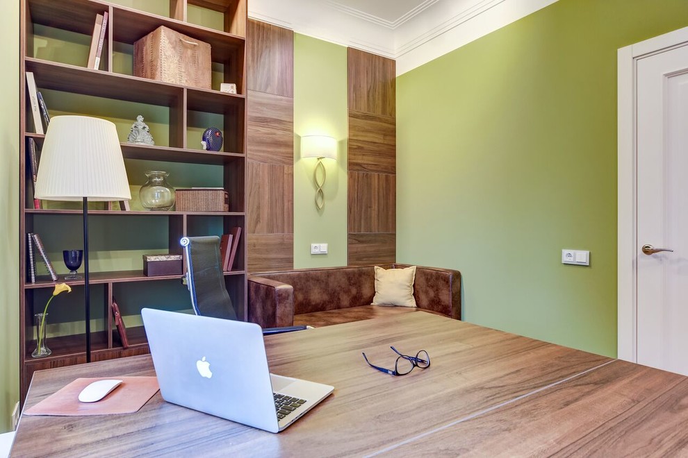 Idéer för ett klassiskt arbetsrum, med gröna väggar