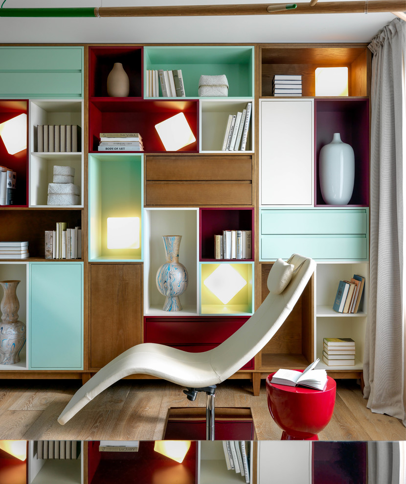 Стильный дизайн: домашняя библиотека в современном стиле с паркетным полом среднего тона и коричневым полом - последний тренд