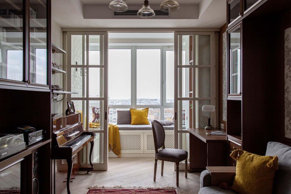 Cette image montre un bureau traditionnel avec parquet clair, un bureau intégré, un sol beige et un plafond décaissé.