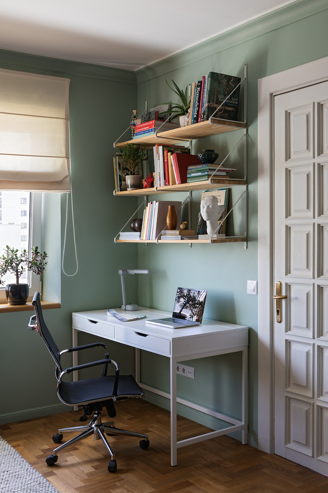Idées déco pour un petit bureau contemporain avec un mur vert, un sol en bois brun et un bureau indépendant.