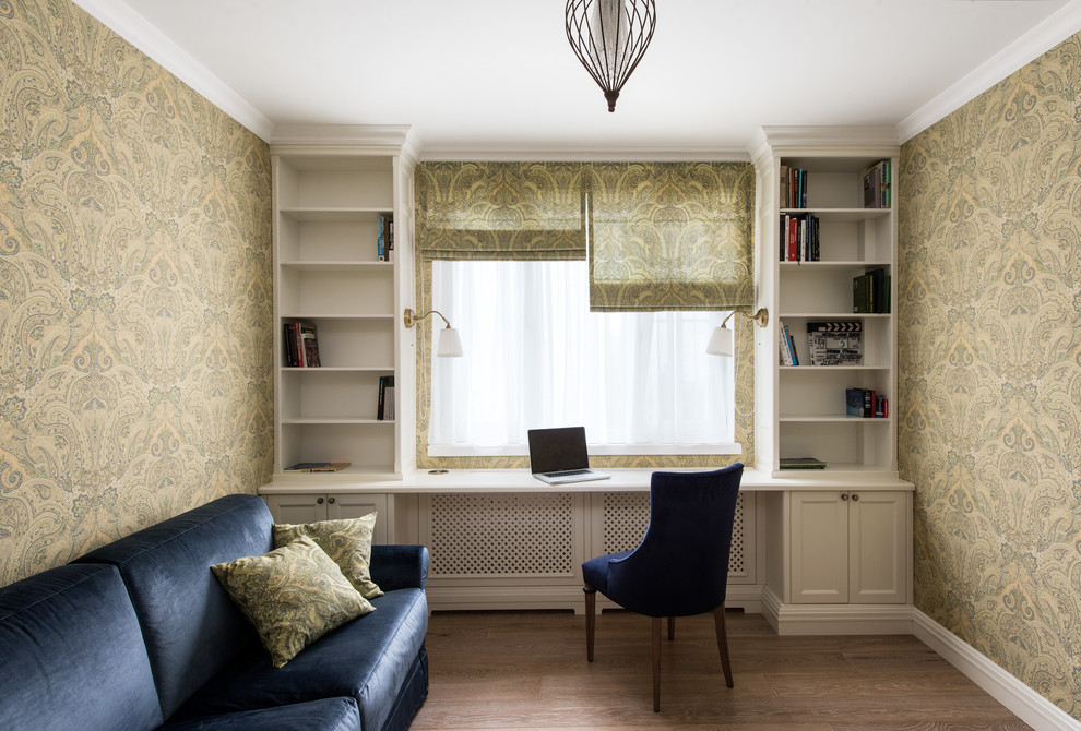 Ejemplo de despacho clásico renovado con paredes beige, suelo de madera en tonos medios, escritorio empotrado y suelo marrón
