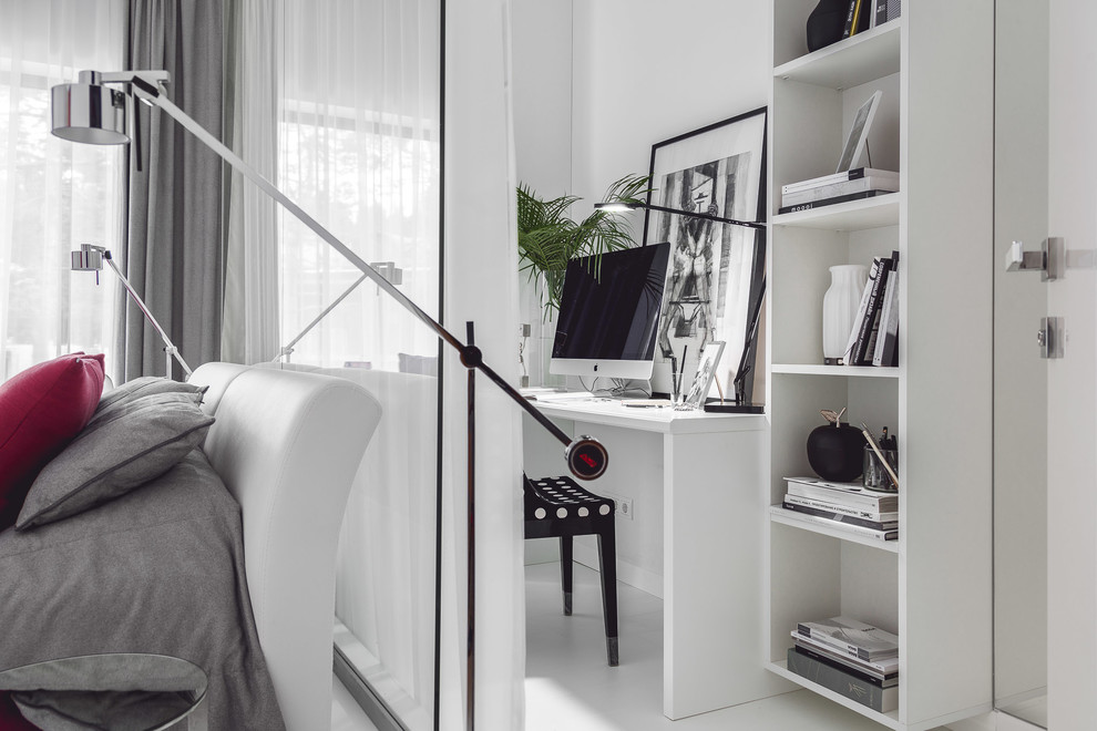Esempio di un ufficio minimal con pareti bianche, scrivania autoportante e pavimento bianco