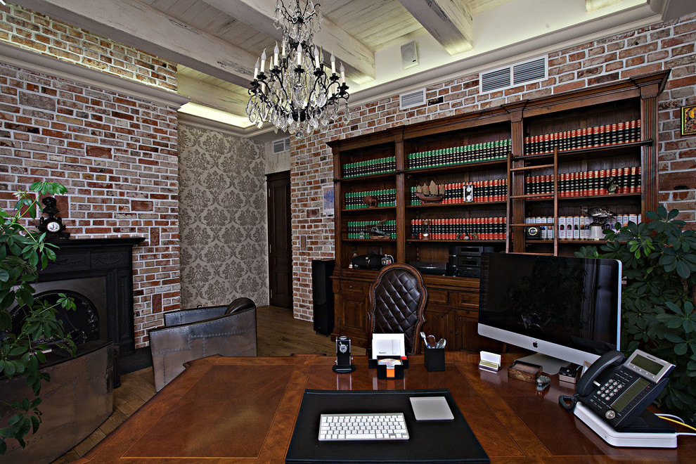 Exemple d'un grand bureau industriel avec un mur rouge, un sol en bois brun, une cheminée standard, un manteau de cheminée en métal, un bureau indépendant et un sol marron.